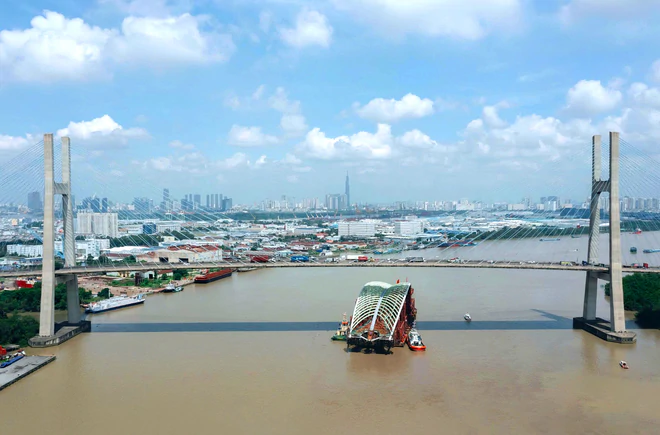 Barge carrying 3,400-tonne pedestrian bridge arch arrives in downtown Ho Chi Minh City - Ảnh 7.