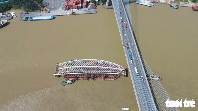 Barge carrying 3,400-tonne pedestrian bridge arch arrives in downtown Ho Chi Minh City - Ảnh 8.