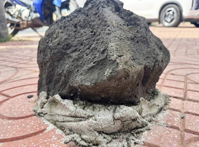 A rocky solution: giant boulders cemented outside Vietnam school to block sidewalk parking- Ảnh 3.