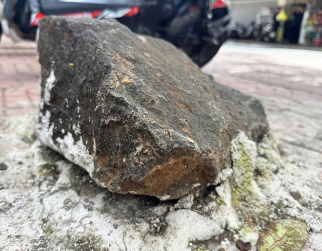 A rocky solution: giant boulders cemented outside Vietnam school to block sidewalk parking- Ảnh 4.