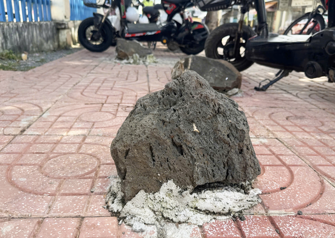A rocky solution: giant boulders cemented outside Vietnam school to block sidewalk parking- Ảnh 5.