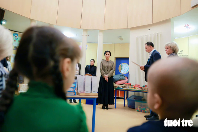 Vietnamese First Lady visits hospital-school model for children in Belgium- Ảnh 6.