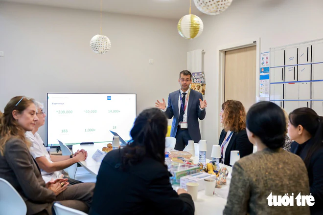 Vietnamese First Lady visits hospital-school model for children in Belgium- Ảnh 17.