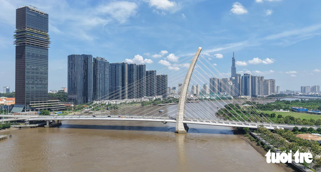 Saigon River pedestrian bridge matches nearby bridges in clearance height- Ảnh 8.