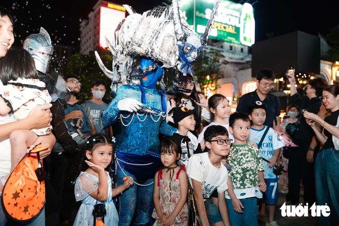 In Ho Chi Minh City, Halloween fever hits walking street as youths turn out in all-out costumes- Ảnh 1.