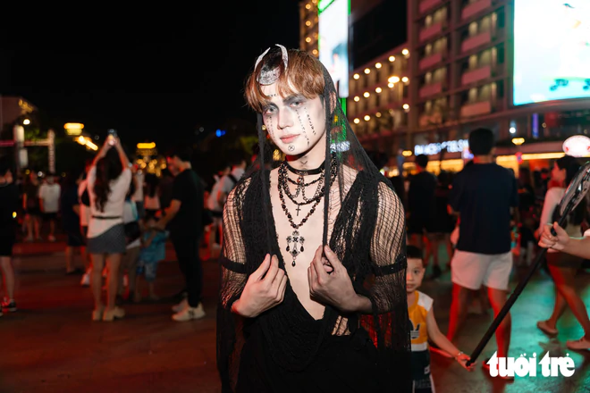 In Ho Chi Minh City, Halloween fever hits walking street as youths turn out in all-out costumes- Ảnh 2.