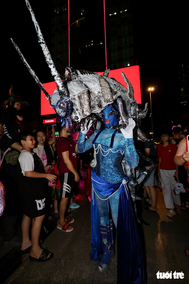 In Ho Chi Minh City, Halloween fever hits walking street as youths turn out in all-out costumes- Ảnh 7.