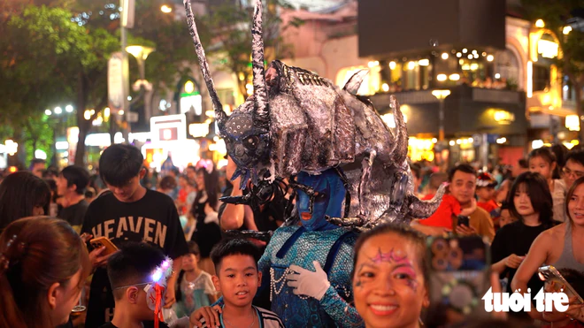 In Ho Chi Minh City, Halloween fever hits walking street as youths turn out in all-out costumes- Ảnh 8.