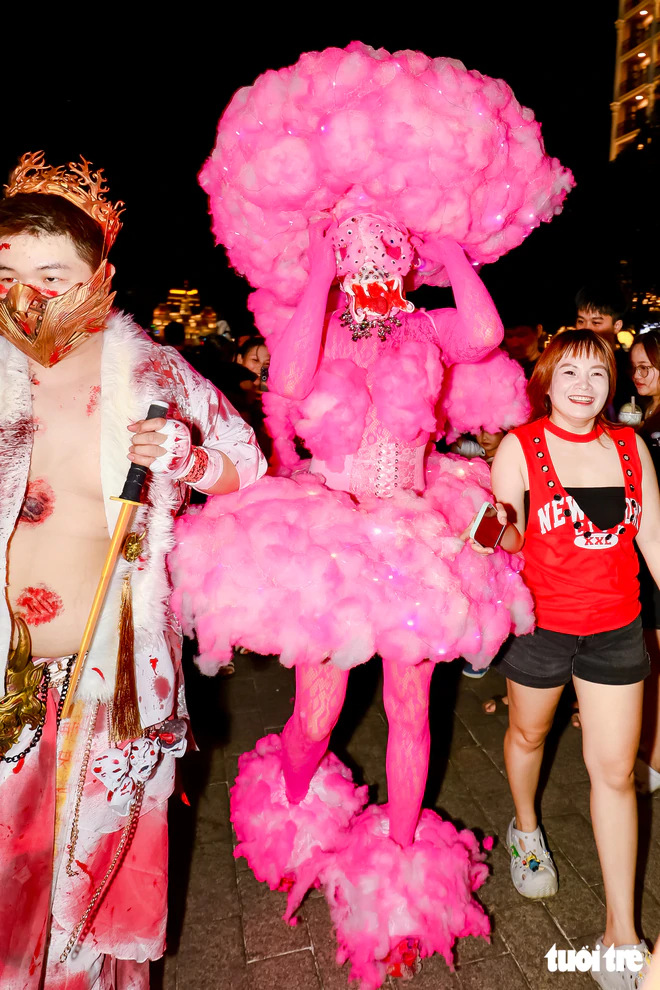In Ho Chi Minh City, Halloween fever hits walking street as youths turn out in all-out costumes- Ảnh 10.