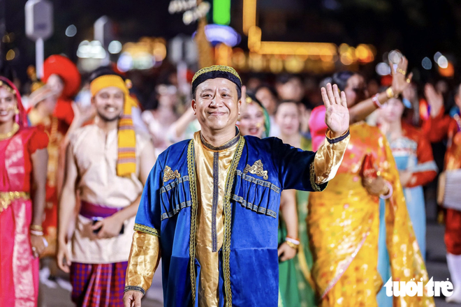 Vietnamese, foreigners in traditional costumes bring Hanoi streets to life- Ảnh 7.