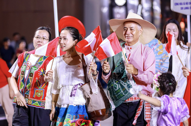 Vietnamese, foreigners in traditional costumes bring Hanoi streets to life- Ảnh 12.