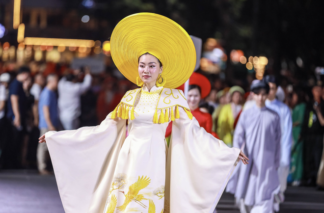 Vietnamese, foreigners in traditional costumes bring Hanoi streets to life- Ảnh 13.
