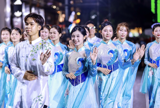 Vietnamese, foreigners in traditional costumes bring Hanoi streets to life- Ảnh 14.