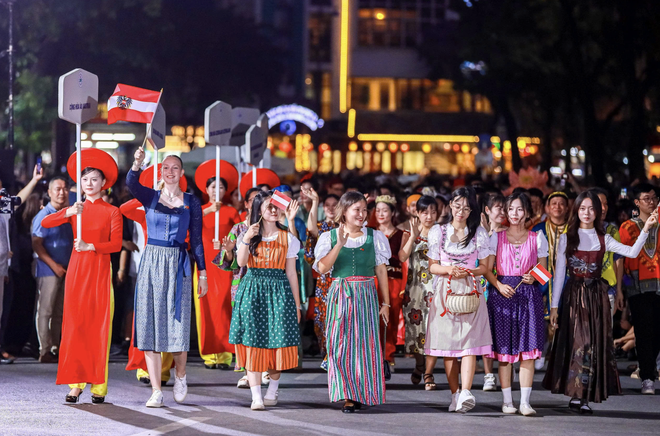 Vietnamese, foreigners in traditional costumes bring Hanoi streets to life- Ảnh 15.