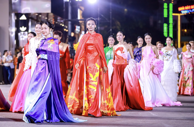 Vietnamese, foreigners in traditional costumes bring Hanoi streets to life- Ảnh 16.