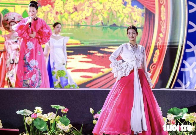 Vietnamese, foreigners in traditional costumes bring Hanoi streets to life- Ảnh 8.