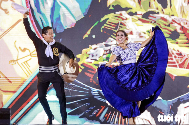 Vietnamese, foreigners in traditional costumes bring Hanoi streets to life- Ảnh 9.