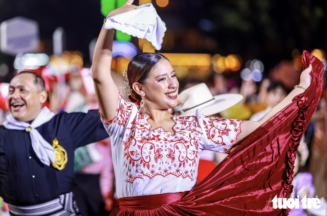 Vietnamese, foreigners in traditional costumes bring Hanoi streets to life- Ảnh 5.