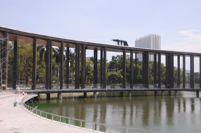 Giant ring-shaped landmark emerges on lake at Da Nang park - Ảnh 3.