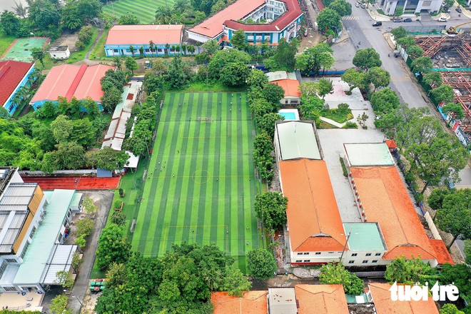 Ngôi trường công lập TP.HCM có 5 sân bóng đá, 6 sân pickleball, hồ cá koi - Ảnh 1.