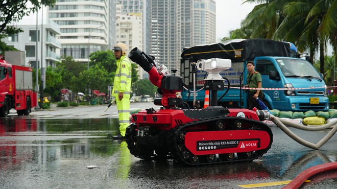 Super firefighting robot joins fire drill at 50-story Da Nang hotel- Ảnh 8.