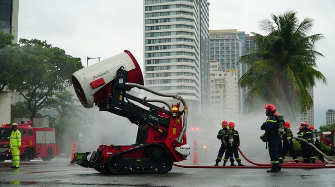 Super firefighting robot joins fire drill at 50-story Da Nang hotel- Ảnh 9.