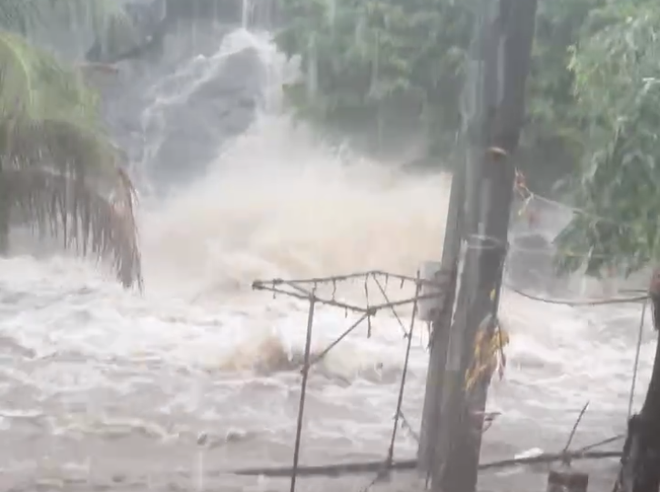 Da Nang allows local authorities to decide school closures amid heavy rain - Ảnh 4.