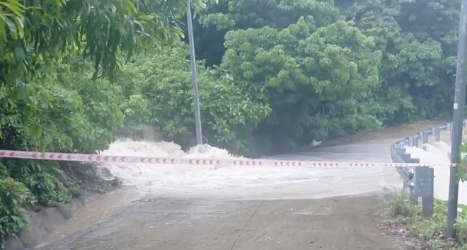 Da Nang allows local authorities to decide school closures amid heavy rain - Ảnh 3.