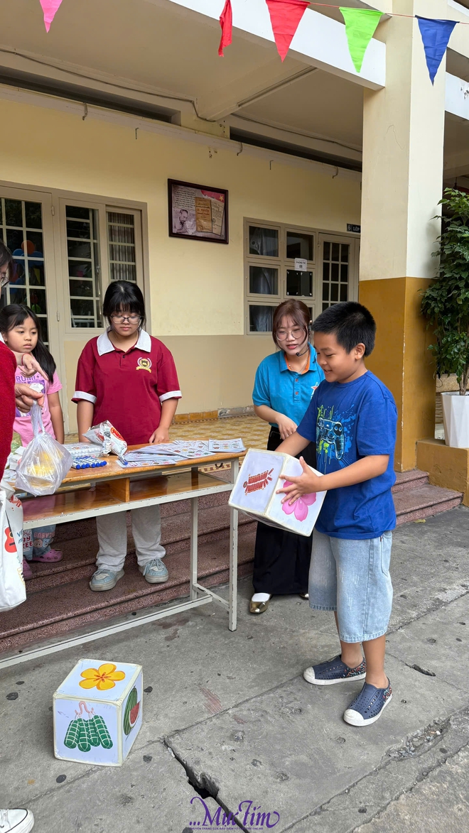 Học sinh cosplay 'khách quốc tế' dạo chơi hội xuân Trường THCS Hoa Lư- Ảnh 15.