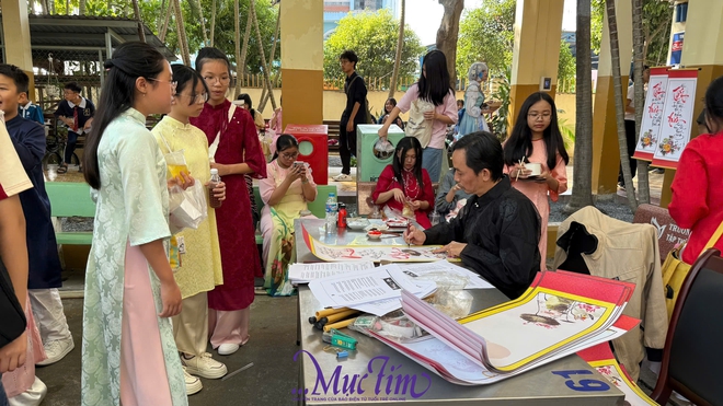 Học sinh cosplay 'khách quốc tế' dạo chơi hội xuân Trường THCS Hoa Lư- Ảnh 14.