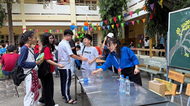 Học sinh cosplay 'khách quốc tế' dạo chơi hội xuân Trường THCS Hoa Lư- Ảnh 11.