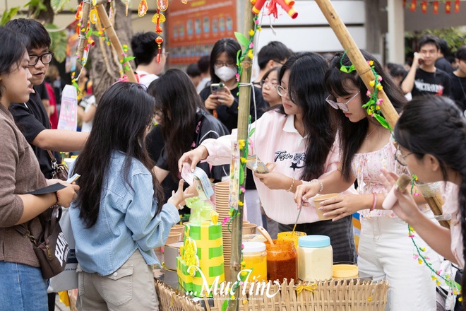 ‘Cháy’ sạch hơn 5.000 vé, hội xuân học trò rộn ràng như một phiên chợ Tết- Ảnh 17.