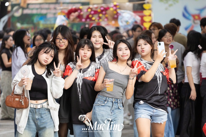 ‘Cháy’ sạch hơn 5.000 vé, hội xuân học trò rộn ràng như một phiên chợ Tết- Ảnh 9.