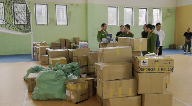 Vietnam police bust massive e-cigarette trading ring, seize 50,000 products - Ảnh 2. Vietnam police bust massive e-cigarette trading ring, seize 50,000 products - Ảnh 2.