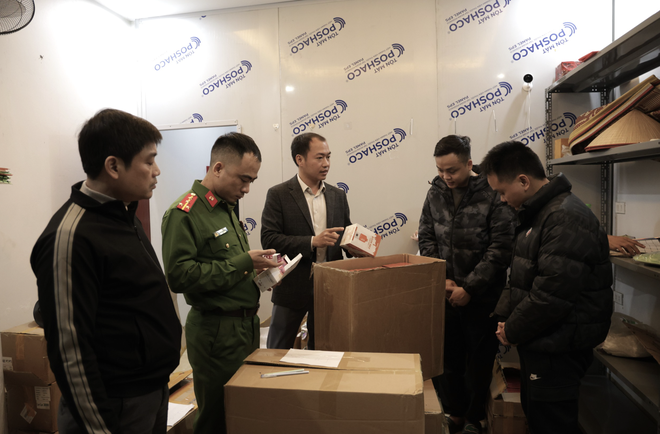 Vietnam police bust massive e-cigarette trading ring, seize 50,000 products - Ảnh 3. Vietnam police bust massive e-cigarette trading ring, seize 50,000 products - Ảnh 3.