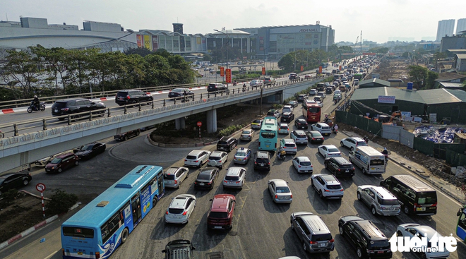 Vehicles flood Hanoi’s gateways as Lunar New Year holiday begins- Ảnh 3.