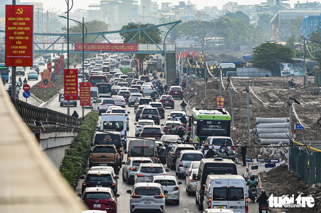 Vehicles flood Hanoi’s gateways as Lunar New Year holiday begins- Ảnh 4.
