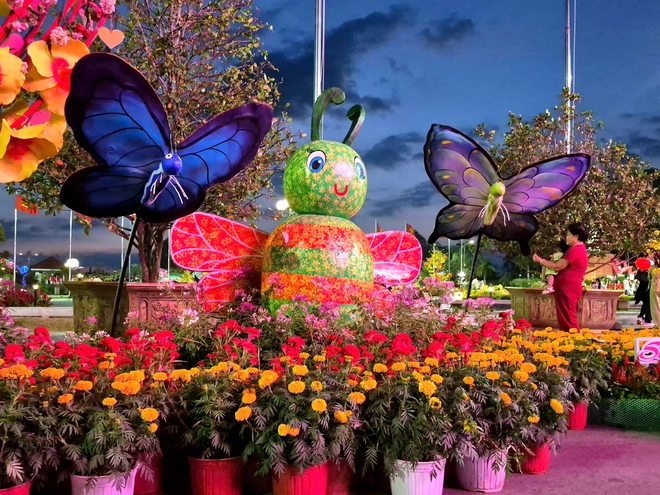 Check-in linh vật ngựa chở đầy hoa tại phường Sa Đéc (Đồng Tháp)- Ảnh 8. Check-in linh vật ngựa chở đầy hoa tại phường Sa Đéc (Đồng Tháp)- Ảnh 8.