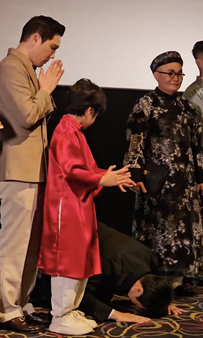 Lotte Entertainment Vietnam CEO kneels, bows at Hanoi event to seek support for ‘Mui Pho’ - Ảnh 2.