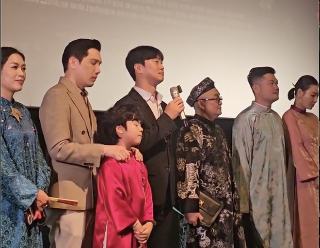 Lotte Entertainment Vietnam CEO kneels, bows at Hanoi event to seek support for ‘Mui Pho’ - Ảnh 3.