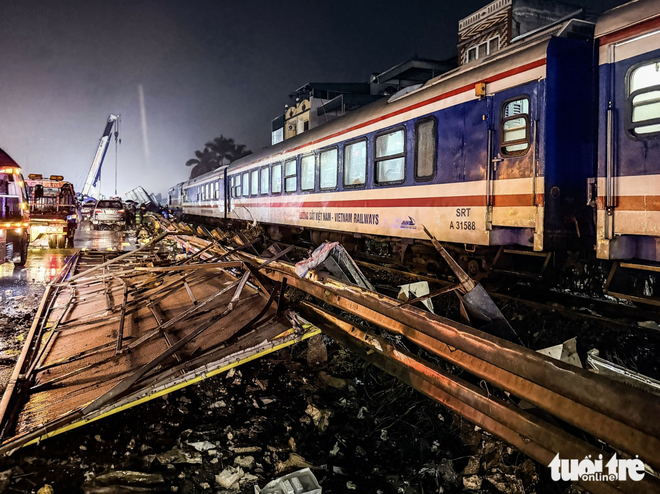 1 dead after train slams into tractor-trailer in Hanoi- Ảnh 4.