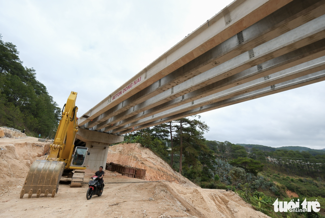 Viaduct nears completion at major landslide site on Mimosa Pass in Vietnam’s Lam Dong - Ảnh 3.