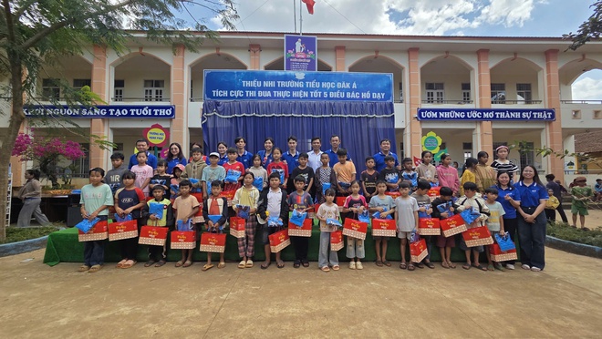 Quỹ Giáo dục Thiện Tâm trao tặng hai 'Tủ sách hiếu học' cho học sinh xã Bù Gia Mập- Ảnh 2.