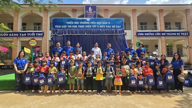 Quỹ Giáo dục Thiện Tâm trao tặng hai 'Tủ sách hiếu học' cho học sinh xã Bù Gia Mập- Ảnh 3.