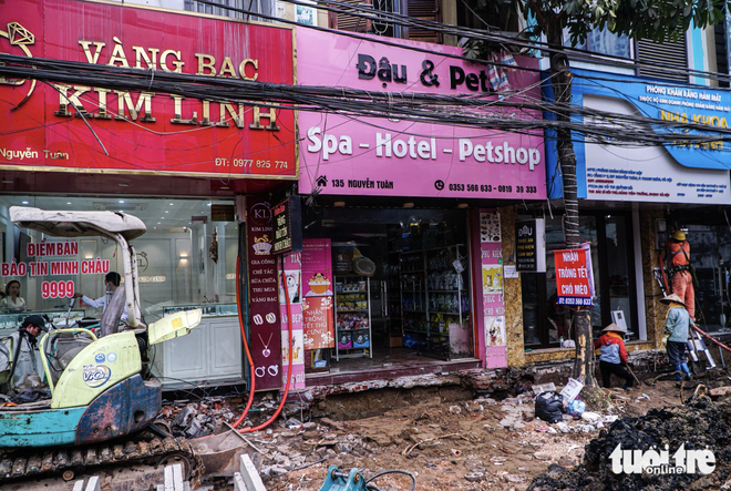 Hanoi residents cry foul as street expansion drags on, stirring dust, disruption ahead of Tet - Ảnh 4.