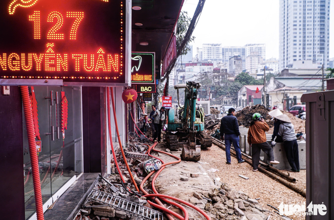 Hanoi residents cry foul as street expansion drags on, stirring dust, disruption ahead of Tet - Ảnh 5.