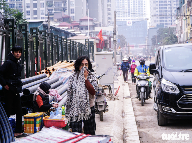 Hanoi residents cry foul as street expansion drags on, stirring dust, disruption ahead of Tet - Ảnh 9.