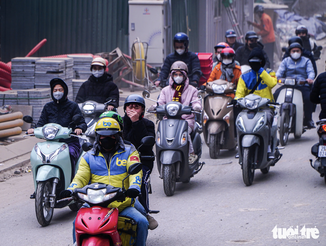 Hanoi residents cry foul as street expansion drags on, stirring dust, disruption ahead of Tet - Ảnh 10.
