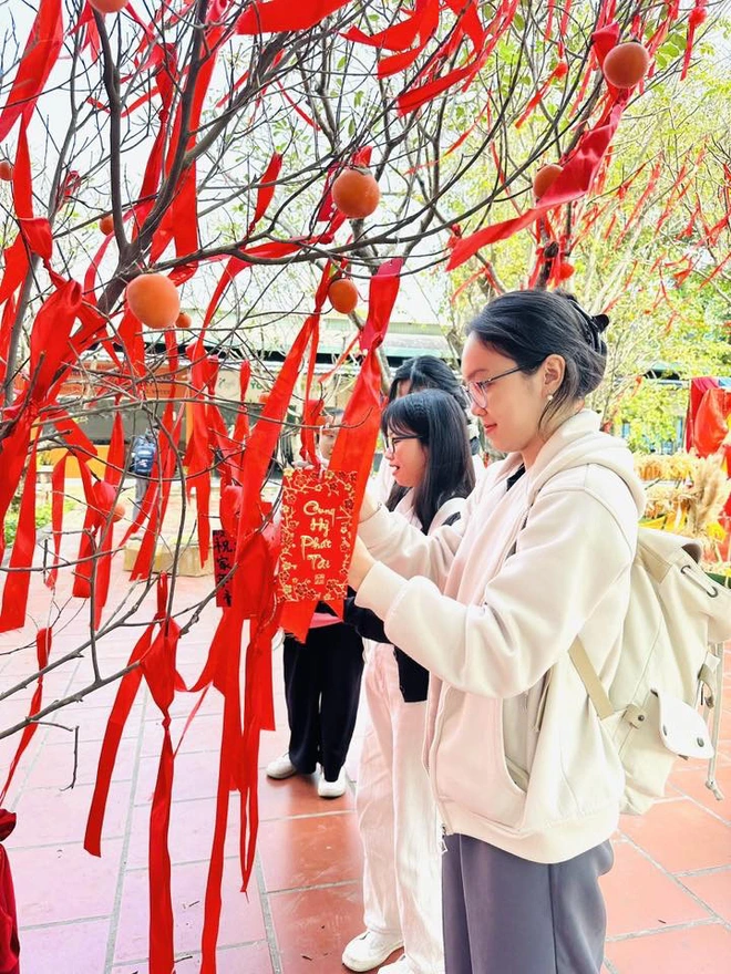 Ngắm không gian check-in Tết ngập tràn sắc đỏ ở các trường đại học- Ảnh 4.
