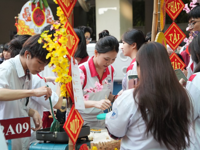 Sắc xuân lan tỏa trong khuôn viên Trường THPT Nguyễn Hữu Thọ- Ảnh 13.